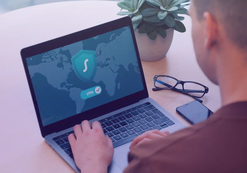 Pessoa trabalhando em um notebook com uma interface de segurança de rede