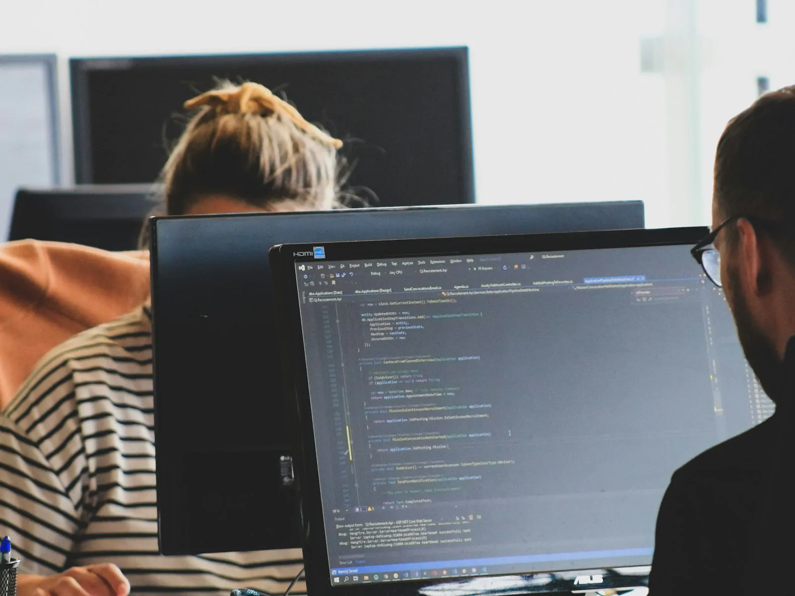 Desenvolvedor trabalhando em código de software