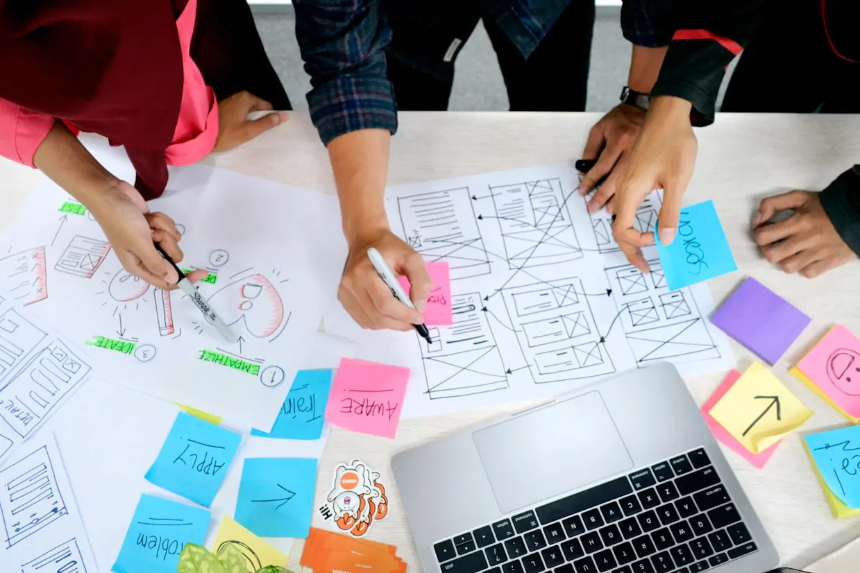 Profissional de UX e produto trabalhando em uma interface digital