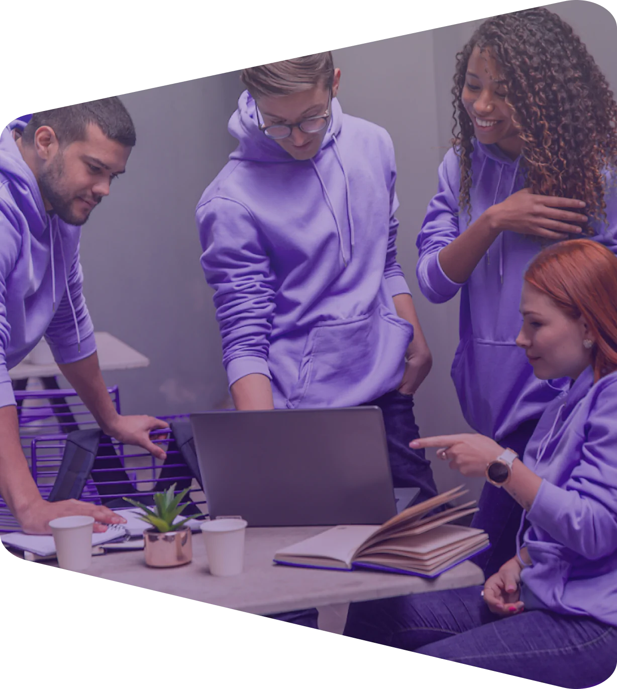 Equipe multidisciplinar trabalhando em conjunto